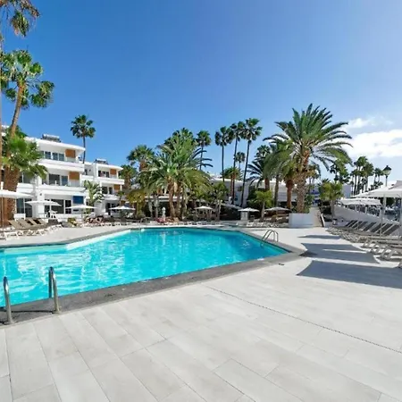 One Bedroom With A Pool, Near Playa Chica Апартаменти