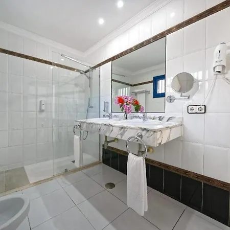 One Bedroom With A Pool, Near Playa Chica Апартаменти